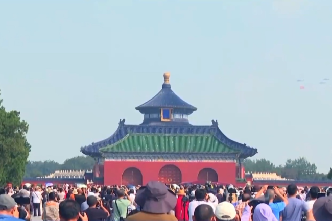 当战机掠过长空 北京街头成为别样观礼台