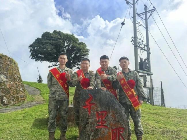 泪目！退伍老兵摘下肩章告别军营热泪盈眶