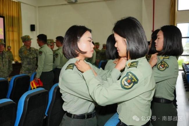 泪目！退伍老兵摘下肩章告别军营热泪盈眶