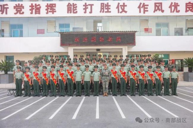 泪目！退伍老兵摘下肩章告别军营热泪盈眶