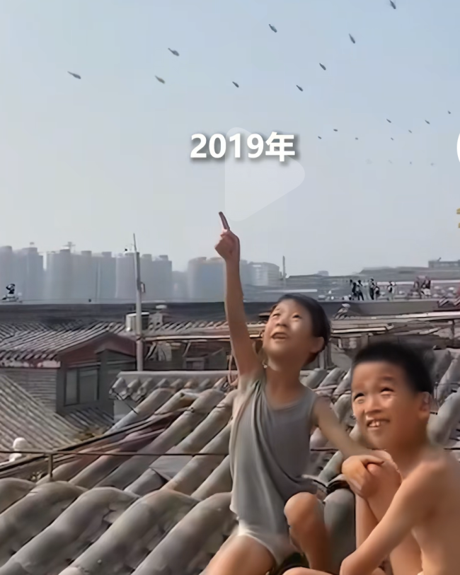 兄弟俩十年三次屋顶看阅兵 见证成长与强大