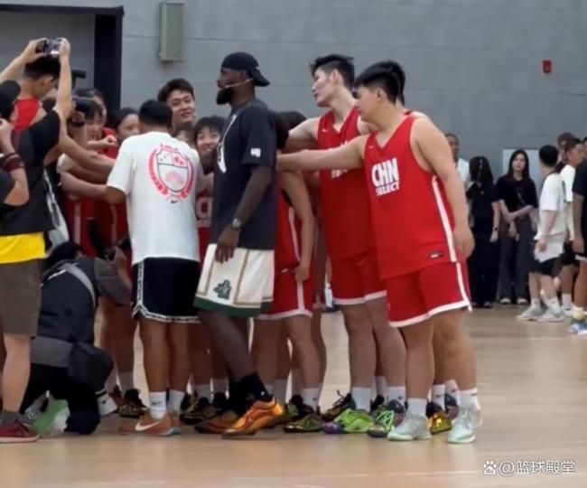 詹姆斯和赵睿一同观看国青男篮训练 共享篮球之乐