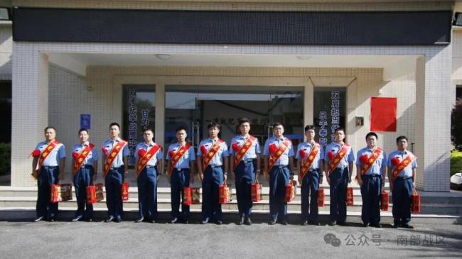 泪目！退伍老兵摘下肩章告别军营热泪盈眶