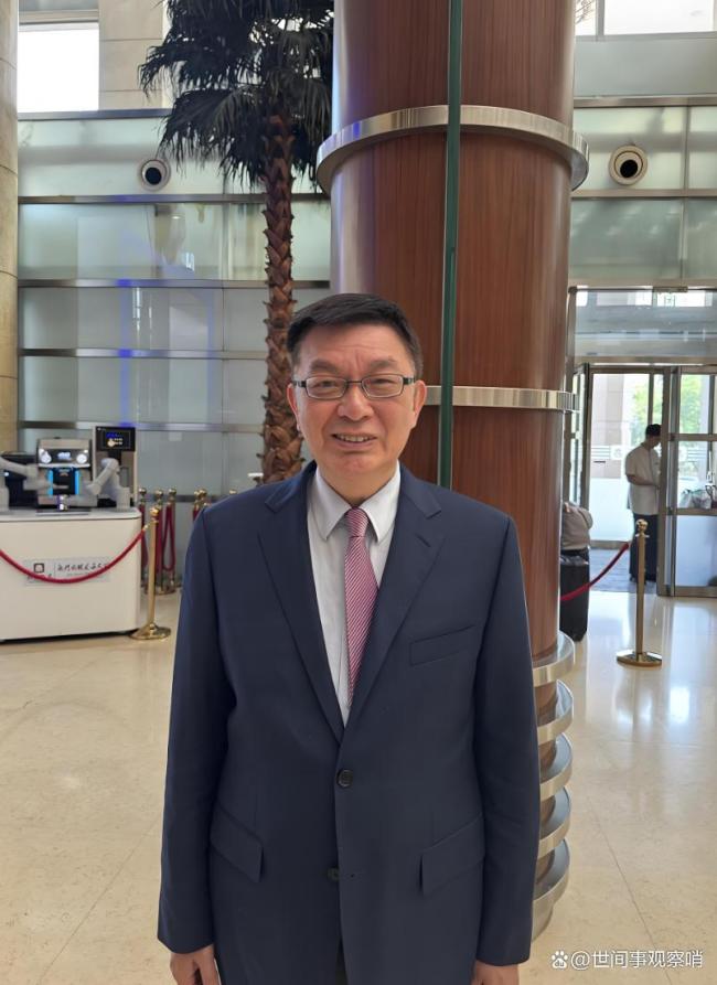 苑举正介绍九三纪念包内物件 承载历史与情感的珍贵记忆