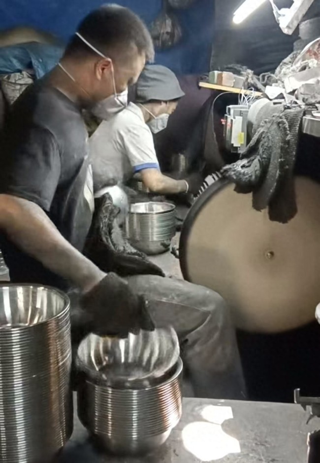 湖南夫妻分享面盆抛光走红：机器轰鸣、火花四溅