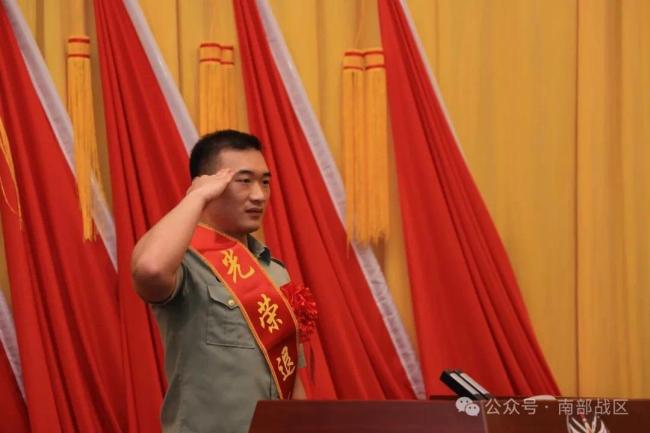 泪目！退伍老兵摘下肩章告别军营热泪盈眶