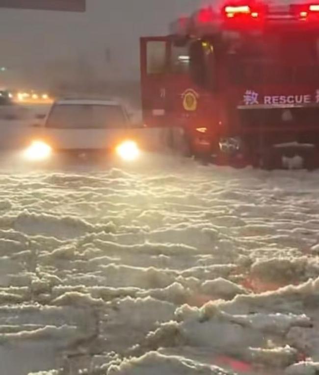 甘肃甘南承接市突遭暴雨冰雹 疾风骤雨阻交通