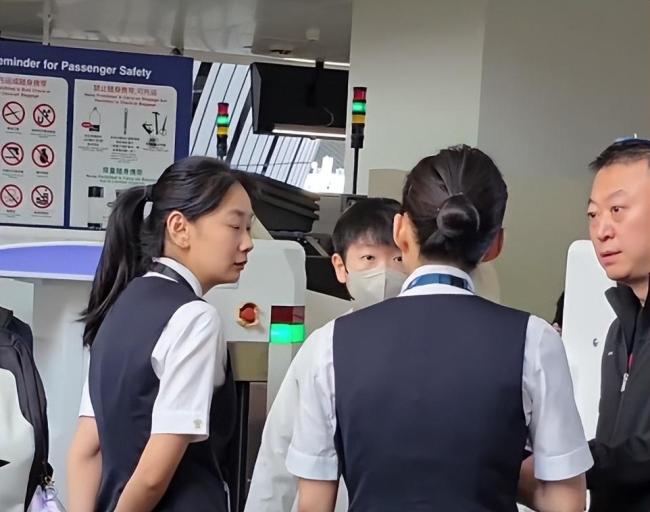 王楚钦在机场蛐蛐林诗栋发型 国乒全主力出征澳门