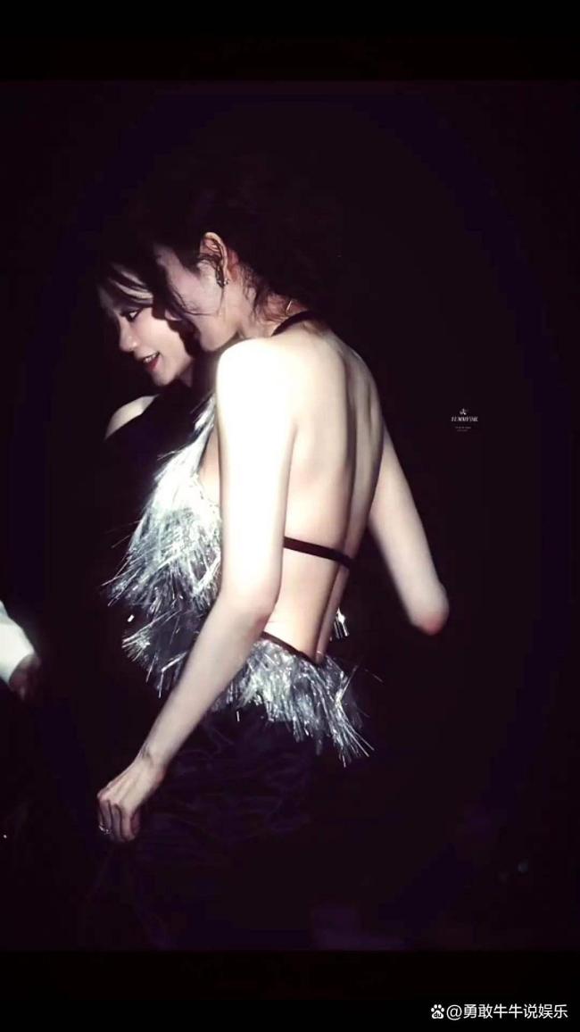 杨幂张小斐：从校服到礼服 共赴时尚盛宴