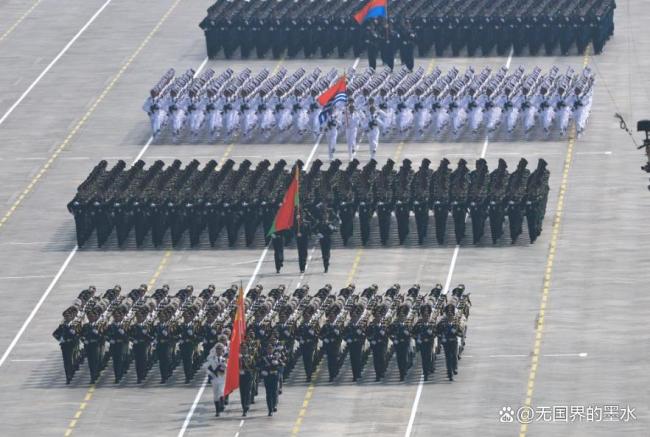 阅兵结束军民同框 共情共鸣展鱼水情深