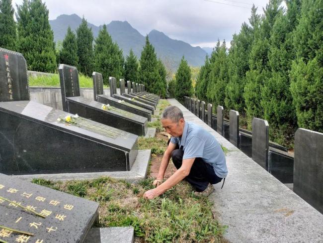 守陵人借电视放阅兵：想给烈士们看看盛世太平