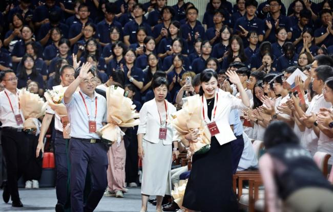 中大新生上“大学第一课” 传承与感恩并重