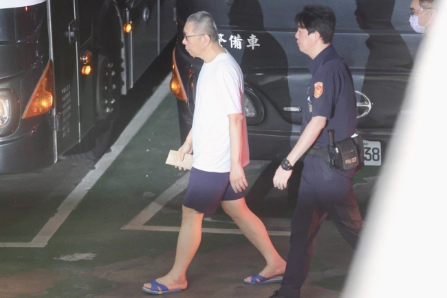 柯文哲交保配戴电子脚环出狱