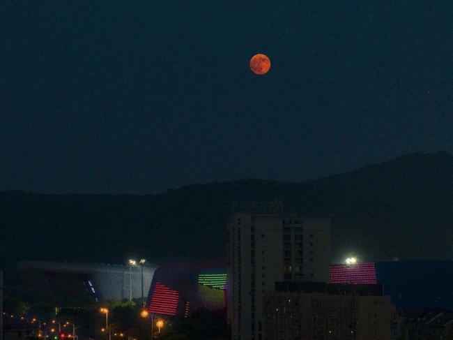 刷屏朋友圈！“红月亮”高清大图来了