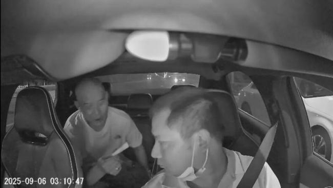 大爷凌晨打车付司机百元小费 温暖善举感动人心