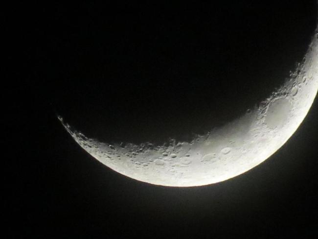 用手机也能拍月全食特写 三年一遇的浪漫奇观