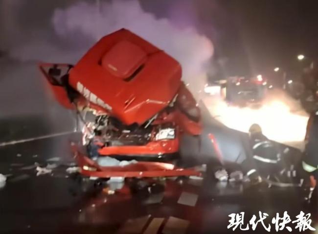 大貨車側(cè)翻300公斤天然氣泄漏 鋼管戳進駕駛室司機死里逃生