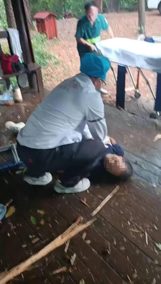 广西公园凉亭遭雷击景区回应 游客被物体砸伤已无大碍