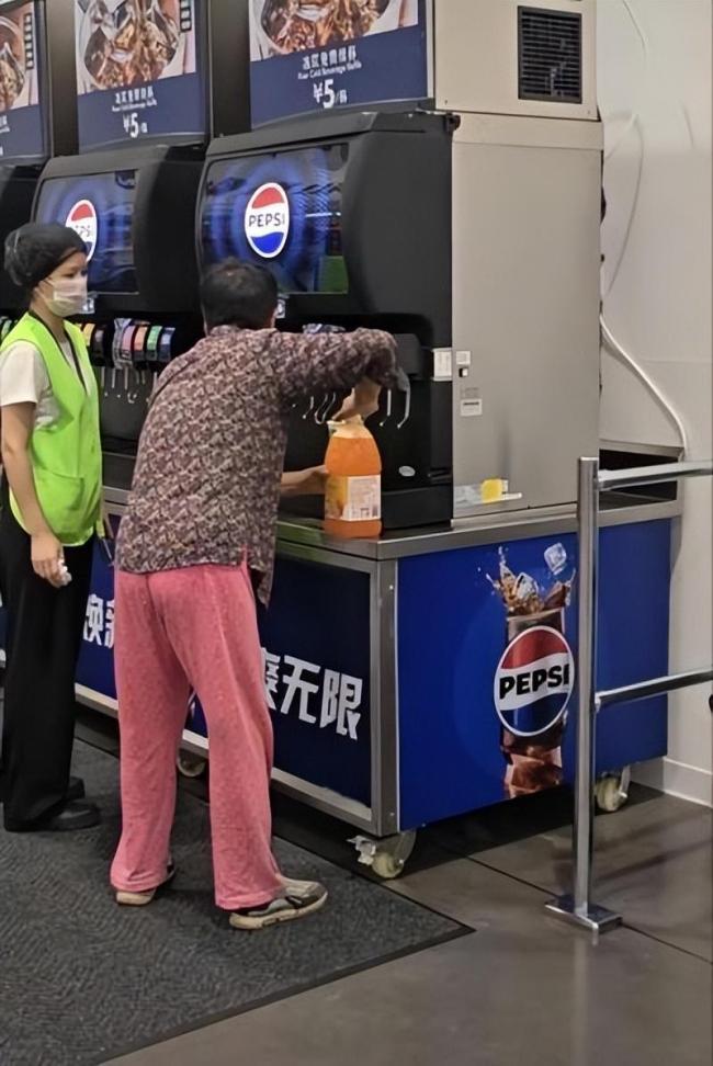 山姆回应大妈拿大桶续杯饮料：工作人员会针对这种行为进行提示和劝阻