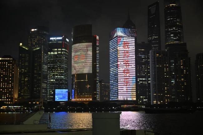 黄浦江边地标大屏为教师亮灯 致敬教育工作者