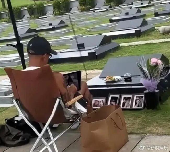 大S墓前草坪被具俊晔踩消亡 深情守候激勉阵势
