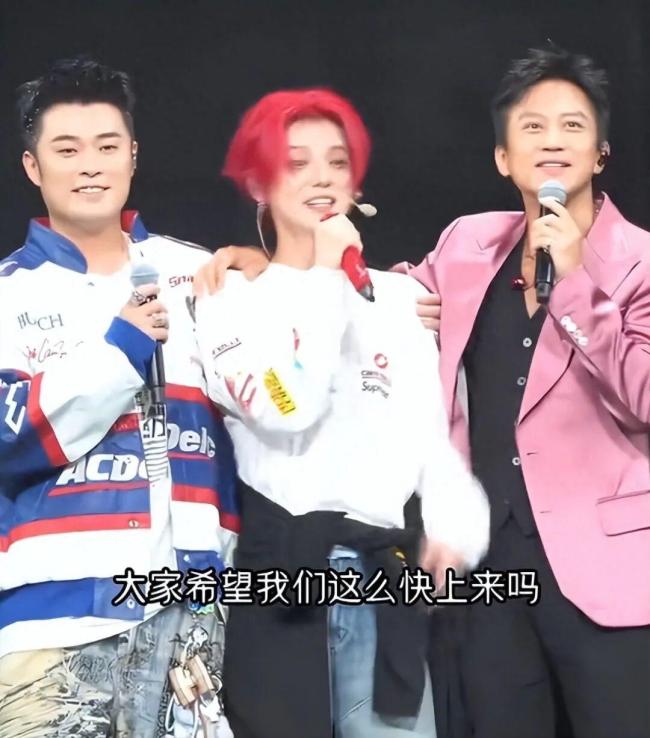 鹿晗曬與鄧超陳赫合照