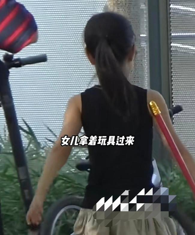 高圆圆抱着男儿下学回家