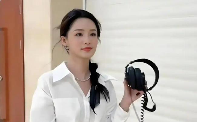 李沁offer7智性恋新闻女神 缺席激勉热议