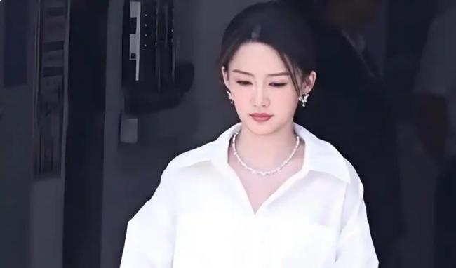 李沁offer7智性恋新闻女神 缺席激勉热议