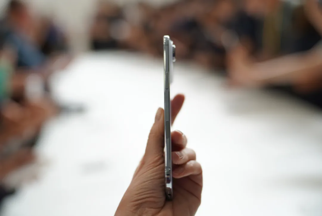 iPhoneAir现场上手 轻薄圆润设计