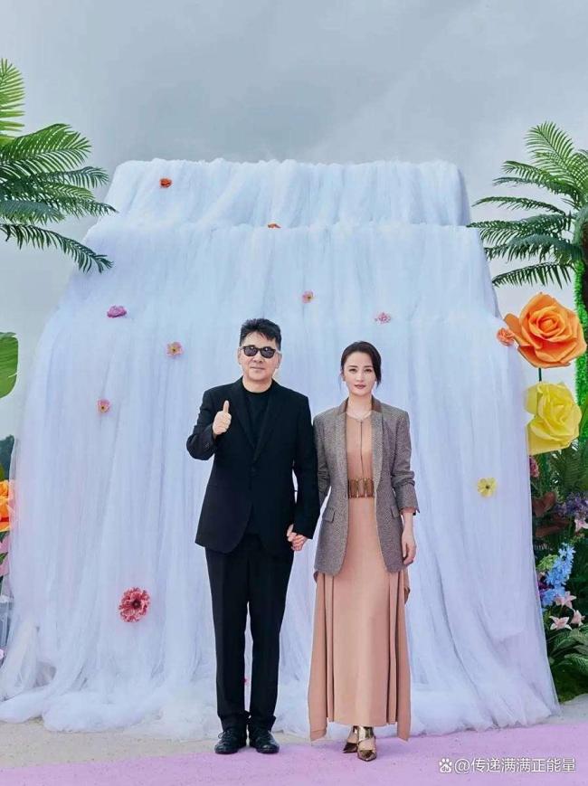 真夫妻牵手走红毯就是好嗑 真实感情获赞