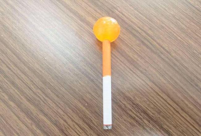 照顾对小学生对香烟棒棒糖的流行模仿，敦促吸