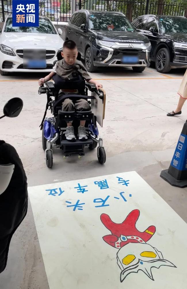 全网牵挂的小石头上学啦！还有专属停车位