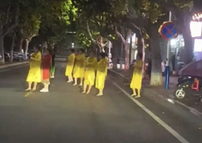 交警回应一群阿姨路中央练舞：正约谈相关组织负责人