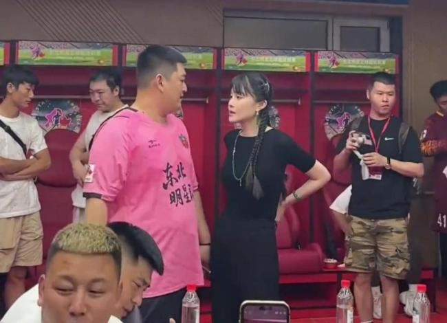 爆笑全场！东北明星足球赛：刘能赵四对决抱摔 宋小宝风骚跑位 赵家班整活太会玩