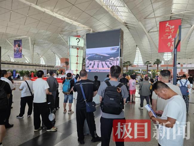 旅客为等烈士专门改签机票 见证英雄归来