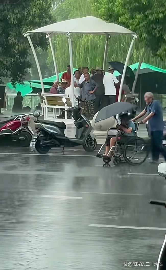 网友拍到暴雨中 爷爷推着奶奶艰难前行 真爱无言感动人心
