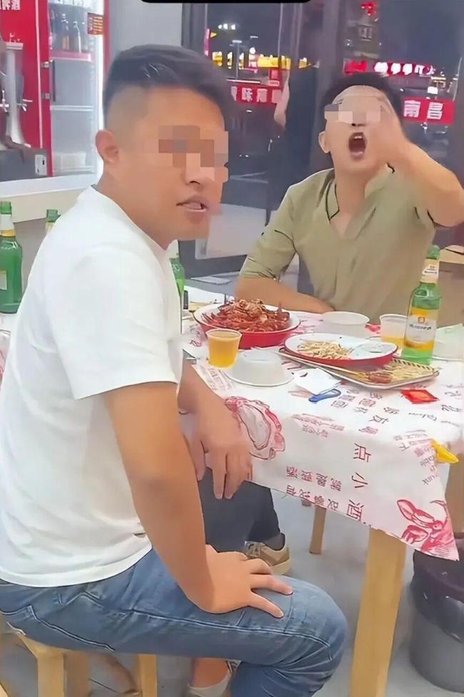 女子吃饭被陌生男子摸头辱骂 夜宵店冲突引警方介入