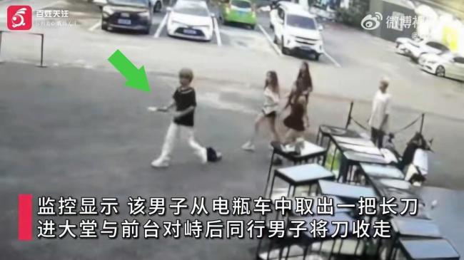 小伙拿刀逼问住客房间号 酒店报警 前台坚守职业操守
