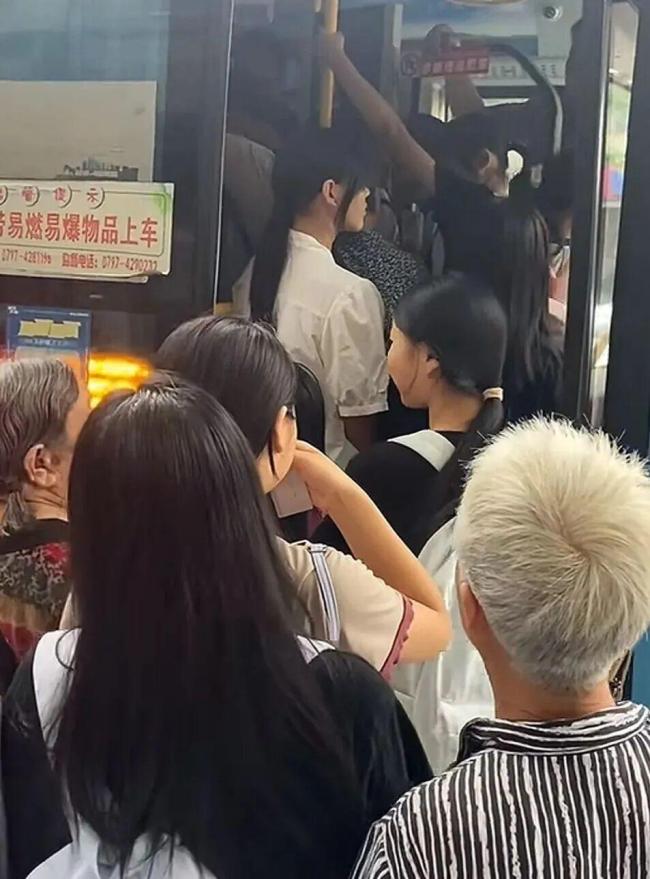 媒体评老人和学生“抢公交”
