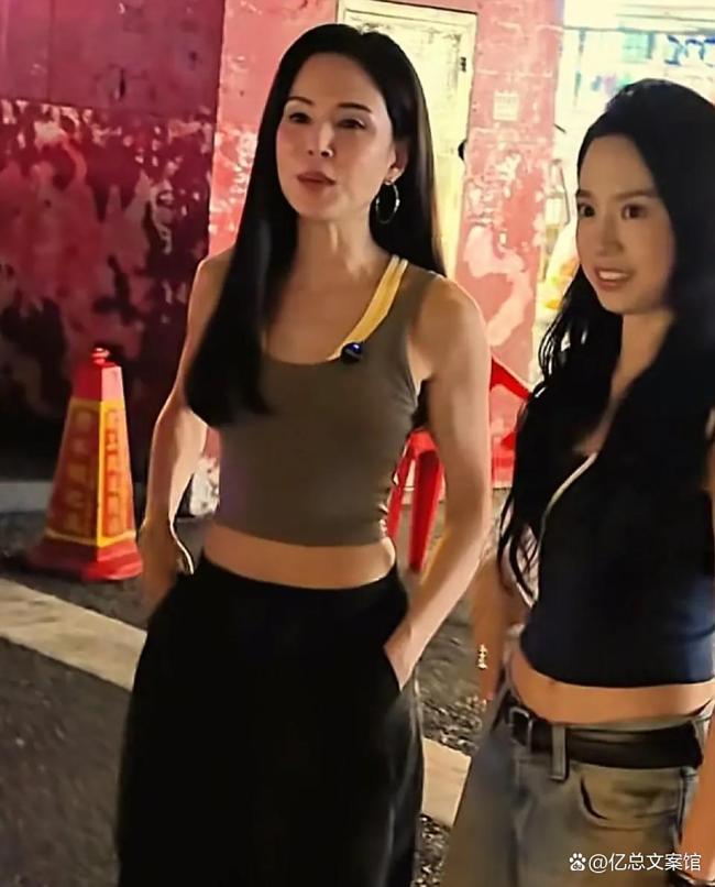 网友长沙夜市偶遇李若彤 冻龄女神的“吃货”觉醒