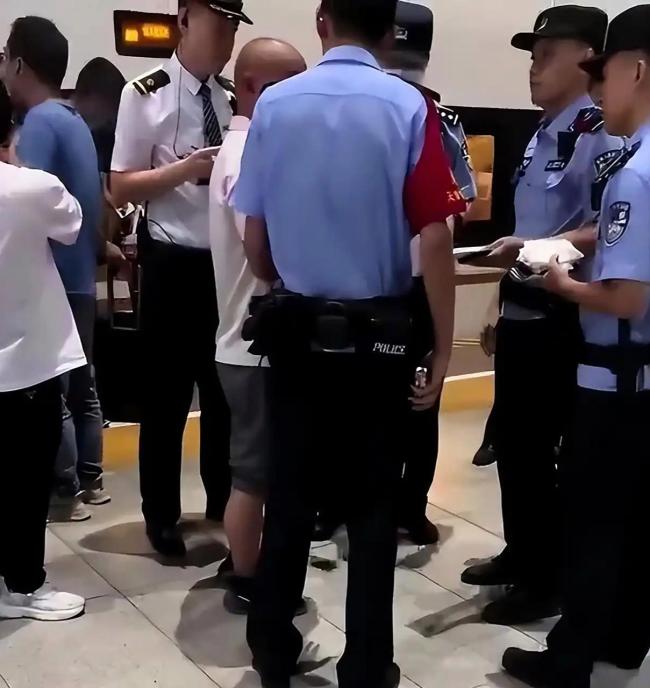 男子高铁座位上抽烟被铐走 挑战安全底线