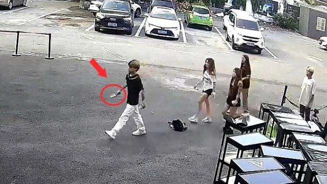小伙持刀闯入酒店，威胁前台说出住店客人房间号 前台坚守职业操守未透露信息