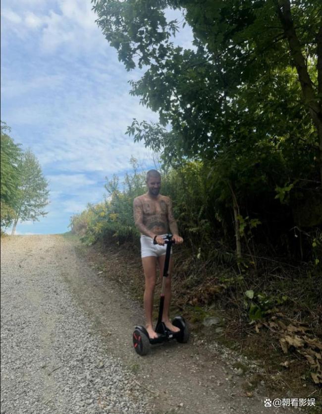 比伯穿内裤骑平衡车 谣言引发热议