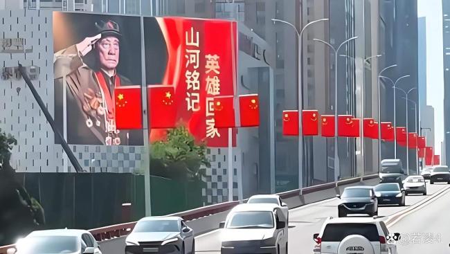 沈阳市民夹道欢迎英烈回家 满城中国红迎英雄归来