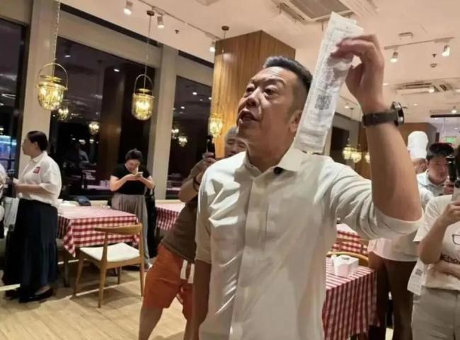西贝召开1.8万人大战罗永浩作战大会 预制菜争议升级