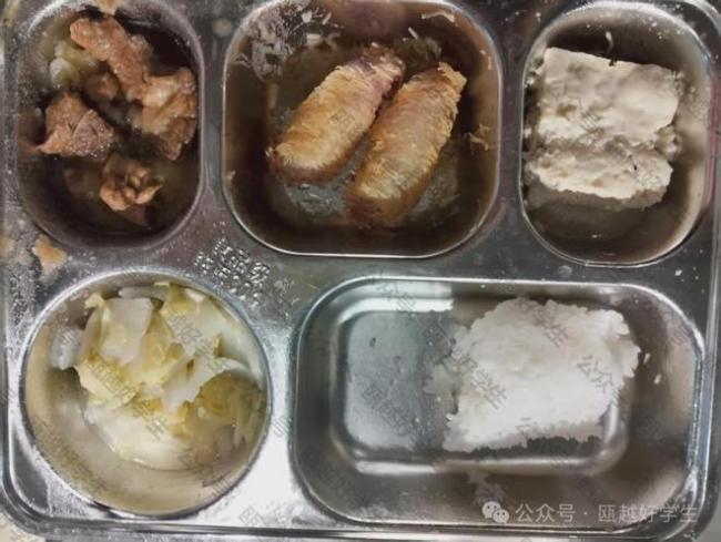 学生们抱怨碗脏食堂。学