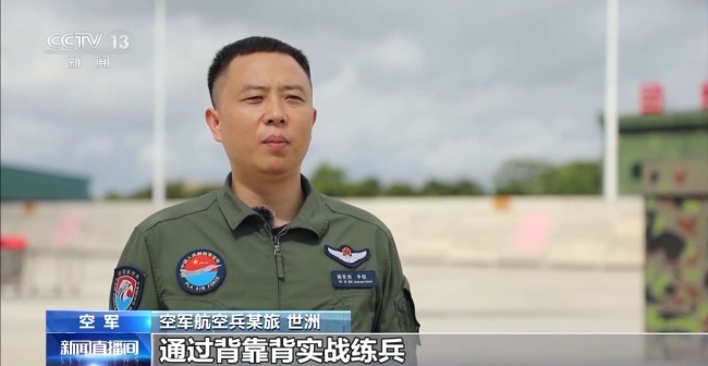 歼-16与歼-10对抗谁能赢？直击演训现场→