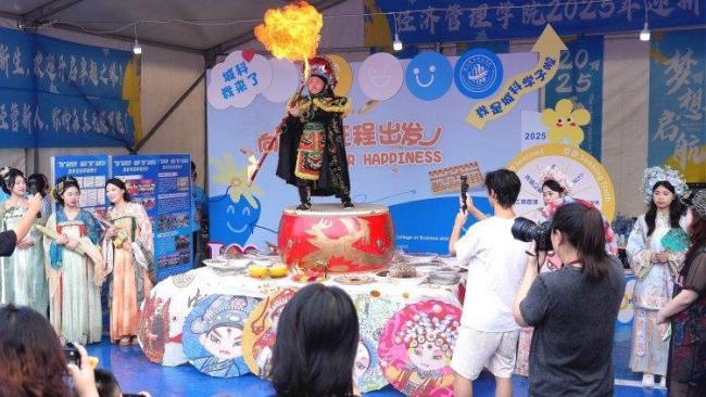 重庆一高校迎新 『机器人』️帮忙拖行李 智能迎新引关注