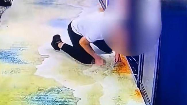 男子半夜潜入酒店趴地偷听 奇葩行为引热议